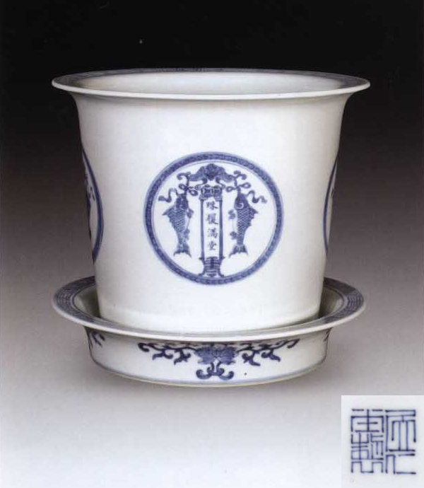 晚清民国-“居仁堂制”款青花开光吉祥纹带托花盆