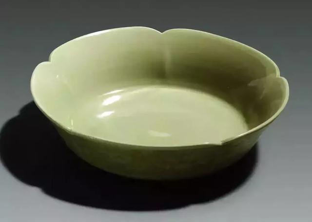 晚唐-五瓣葵口凹底深腹秘色瓷碟