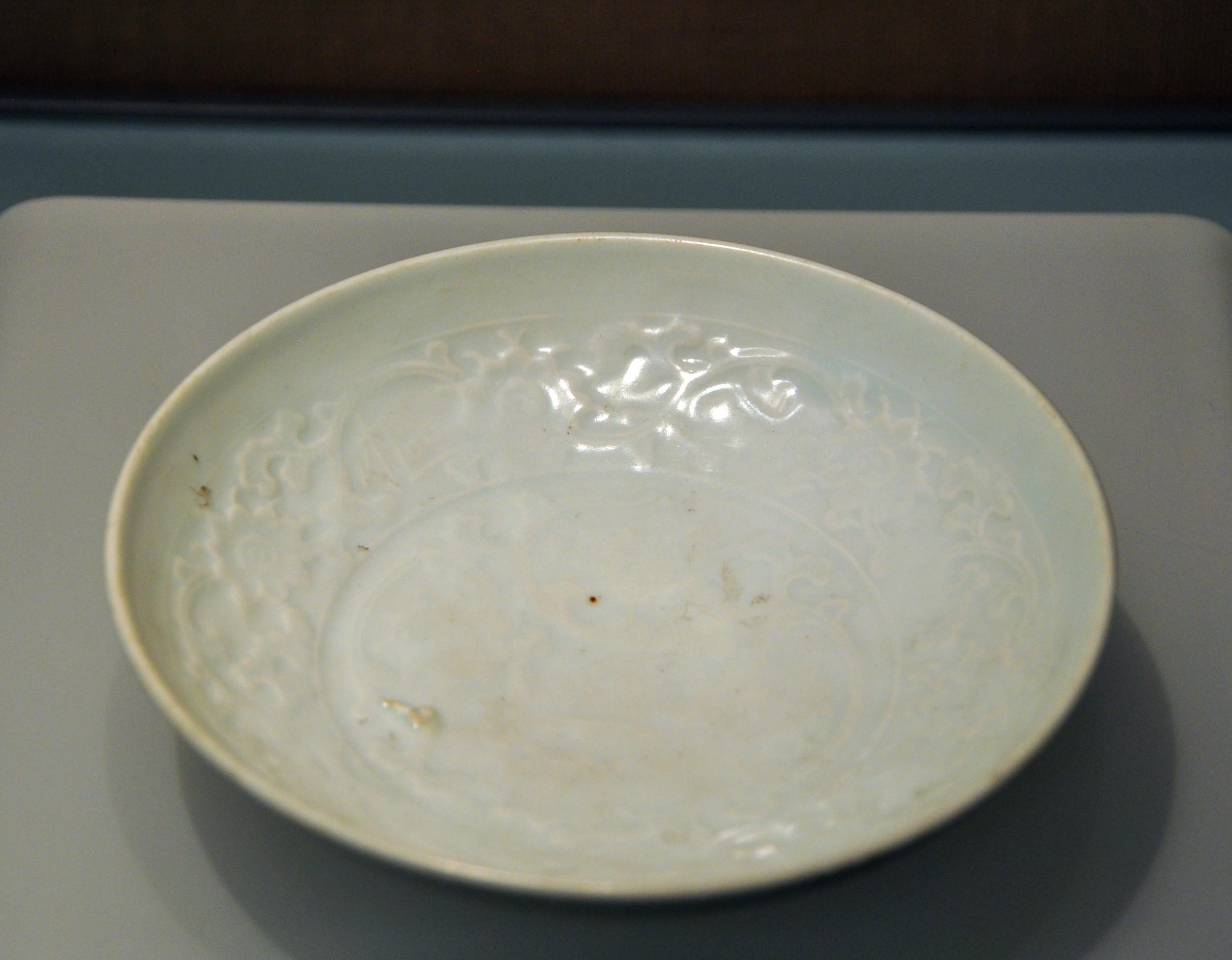 元-印花缠枝“枢府”款卵白瓷盘