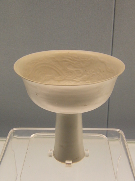 元-枢府釉印花云龙纹高足碗